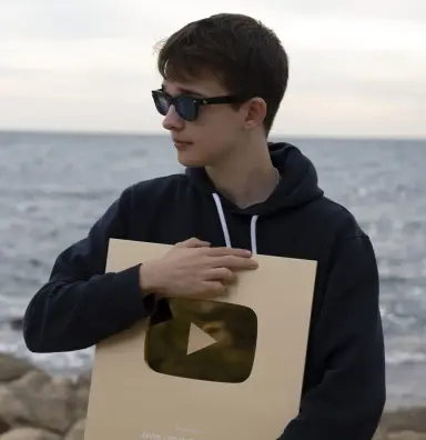 Javier Limonchi con su placa de YouTube
