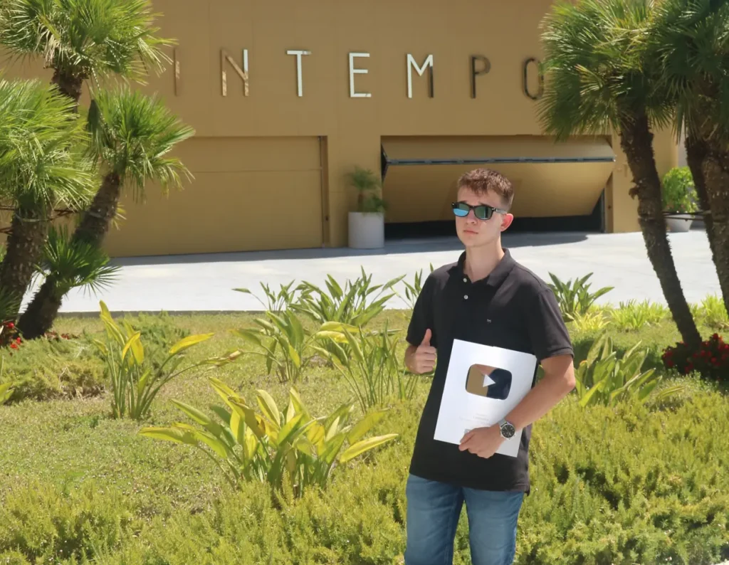 Javier Limonchi con su placa en el Intempo